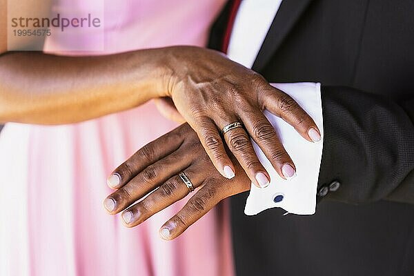 Schwarzes ethnisches Hochzeitspaar zeigt Ringe bei einer Hochzeit  Hochzeitszeremonie