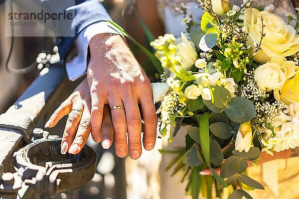 Hände von Braut und Bräutigam mit Ringen bei einer Hochzeit  Hochzeitszeremonie