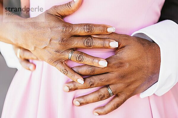 Schwarzes ethnisches Hochzeitspaar mit Ringen bei einer schönen Hochzeit  Hochzeitszeremonie