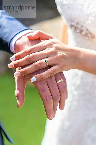 Details der Hände der Braut und des Bräutigams mit Ringen in einer schönen Hochzeit  Hochzeitszeremonie