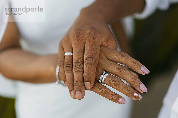 Hände von Braut und Bräutigam mit Ringen bei einer Hochzeit  Hochzeitszeremonie