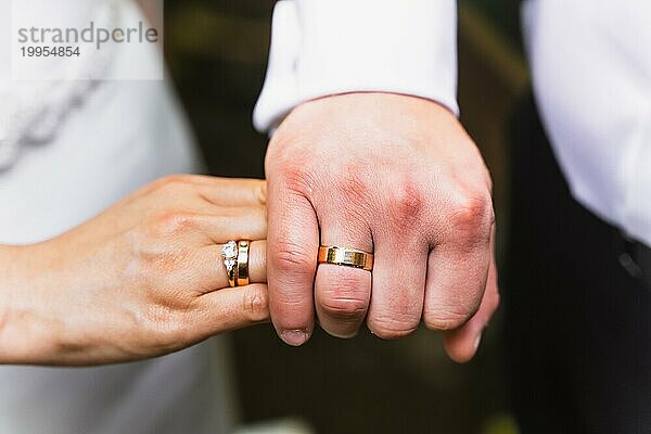 Detail der Hände von Braut und Bräutigam mit Ringen bei einer Hochzeit  Hochzeitszeremonie