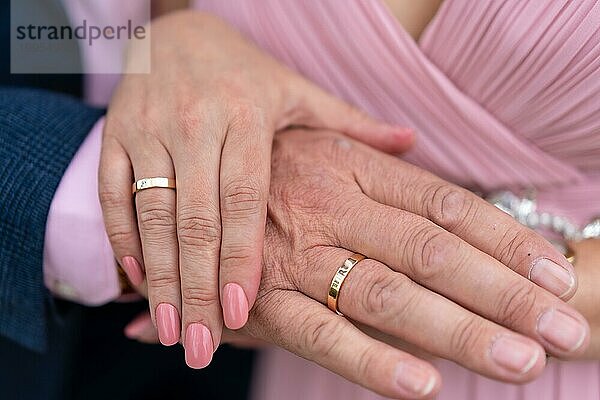 Details der Hände der Braut und des Bräutigams mit Ringen in einer schönen Hochzeit  Hochzeitszeremonie