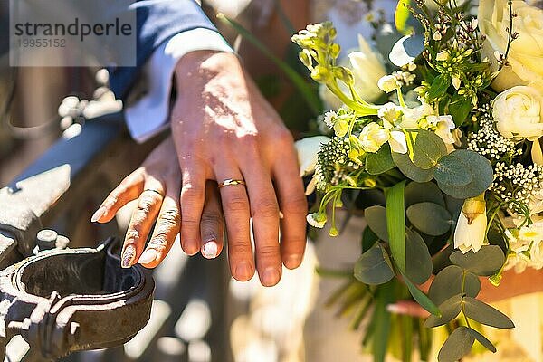 Hände von Braut und Bräutigam mit Ringen bei einer Hochzeit  Hochzeitszeremonie