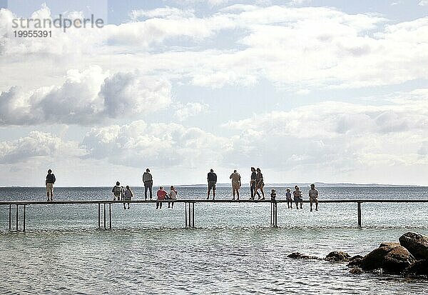 Menschen laufen auf der unendlichen Brücke . Die Brücke ist ein Kunstwerk  das für Sculpture by the Sea gebaut wurde  Aarhus  Dänemark  25.07.2023  Europa