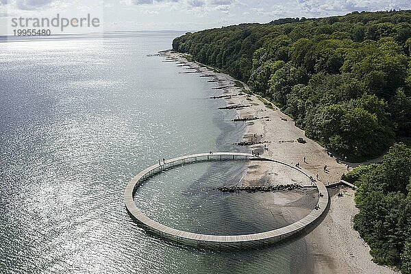 Ein Luftbild zeigt Menschen die auf der unendlichen Brücke laufen. Die Brücke ist ein Kunstwerk  das von Sculpture by the Sea gebaut wurde  Aarhus  Dänemark  25.07.2023  Europa