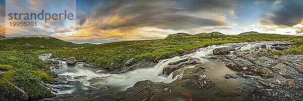 Fluss und Wasserfall in der Nähe des Sees Savalen  Fjell  Langzeitaufnahme  Landschaftsaufnahme  Abendstimmung  Sonnenuntergang  Savalen  Tynset  Innlandet  Norwegen  Europa