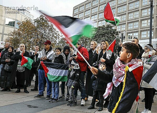 Ein junge schwenkt eine palästinensische Flagge während der Demo Freiheit für die Menschen in Gaza  Berlin  05.11.2023