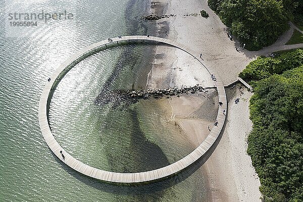 Ein Luftbild zeigt Menschen die auf der unendlichen Brücke laufen. Die Brücke ist ein Kunstwerk  das von Sculpture by the Sea gebaut wurde  Aarhus  Dänemark  25.07.2023  Europa