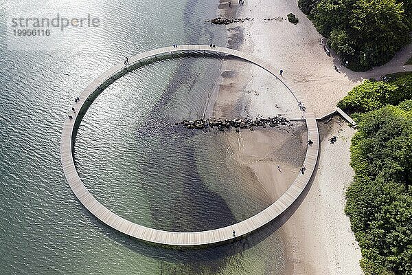 Ein Luftbild zeigt Menschen die auf der unendlichen Brücke laufen. Die Brücke ist ein Kunstwerk  das von Sculpture by the Sea gebaut wurde  Aarhus  Dänemark  25.07.2023  Europa