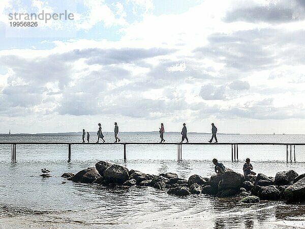 Menschen laufen auf der unendlichen Brücke . Die Brücke ist ein Kunstwerk  das für Sculpture by the Sea gebaut wurde  Aarhus  Dänemark  25.07.2023  Europa