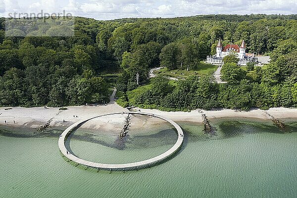 Ein Luftbild zeigt Menschen die auf der unendlichen Brücke laufen. Die Brücke ist ein Kunstwerk  das von Sculpture by the Sea gebaut wurde  Aarhus  Dänemark  25.07.2023  Europa