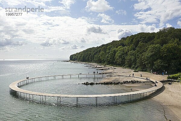 Ein Luftbild zeigt Menschen die auf der unendlichen Brücke laufen. Die Brücke ist ein Kunstwerk  das von Sculpture by the Sea gebaut wurde  Aarhus  Dänemark  25.07.2023  Europa