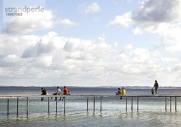 Menschen laufen auf der unendlichen Brücke . Die Brücke ist ein Kunstwerk  das für Sculpture by the Sea gebaut wurde  Aarhus  Dänemark  25.07.2023  Europa