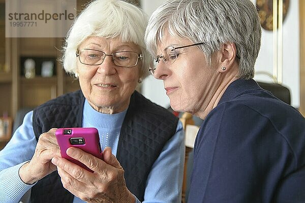 2 Seniorinnen mit einem Smartphone