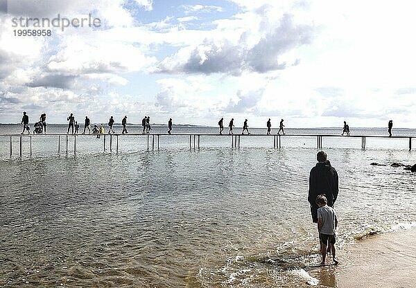 Menschen laufen auf der unendlichen Brücke . Die Brücke ist ein Kunstwerk  das für Sculpture by the Sea gebaut wurde  Aarhus  Dänemark  25.07.2023  Europa