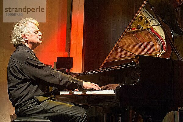 Deutschland  Baden-Württemberg  Gschwend  Bilderhaus  Joachim Kühn Trio. Joachim Kühn am Klavier. Joachim Kühn (* 15. März 1944 in Leipzig) ist ein deutscher Jazz-Pianist  Europa