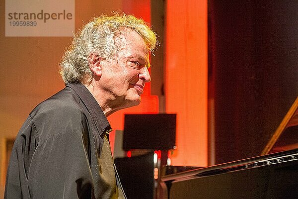 Deutschland  Baden-Württemberg  Gschwend  Bilderhaus  Joachim Kühn Trio. Joachim Kühn am Klavier. Joachim Kühn (* 15. März 1944 in Leipzig) ist ein deutscher Jazz-Pianist  Europa