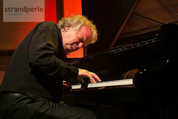 Deutschland  Baden-Württemberg  Gschwend  Bilderhaus  Joachim Kühn Trio. Joachim Kühn am Klavier. Joachim Kühn (* 15. März 1944 in Leipzig) ist ein deutscher Jazz-Pianist  Europa