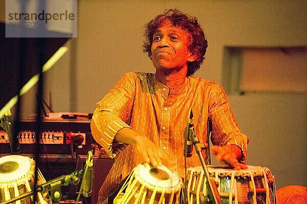 Deutschland  Baden-Württemberg  Gschwend  Bilderhaus  Joachim Kühn Trio. Percussions Prabhu Edouard aus Indien. Joachim Kühn Trio. Thomas Kühn am Klavier  Europa