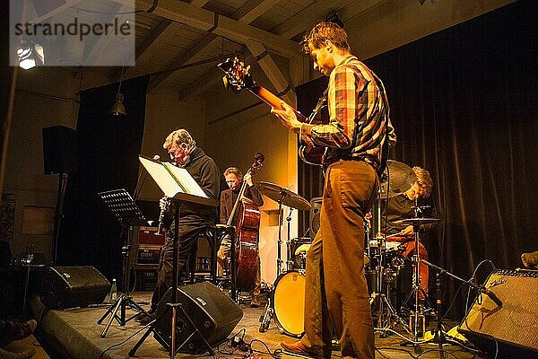 Deutschland  Rolf Kühn Quartett. Rolf Kühn (* 29. September 1929 in Köln) (? 18. August 2022 in Berlin) war ein deutscher Jazzklarinettist. Er gehörte zu den deutschen Jazzklarinettisten  die einen eigenen Stil entwickelt haben  Europa