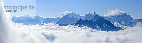Österreich  Tirol  Panoramablick vom Hohen Riffler in Richtung Großer Löffler und Schwarzenstein mit dichtem Nebel in der Mitte