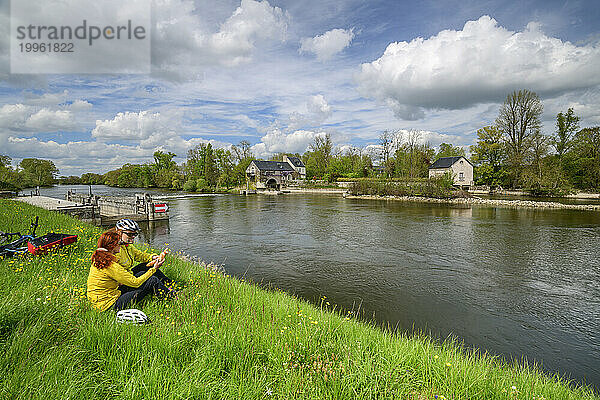 Frankreich  Centre-Val de Loire  zwei Wanderer entspannen sich am grasbewachsenen Ufer des Flusses Cher