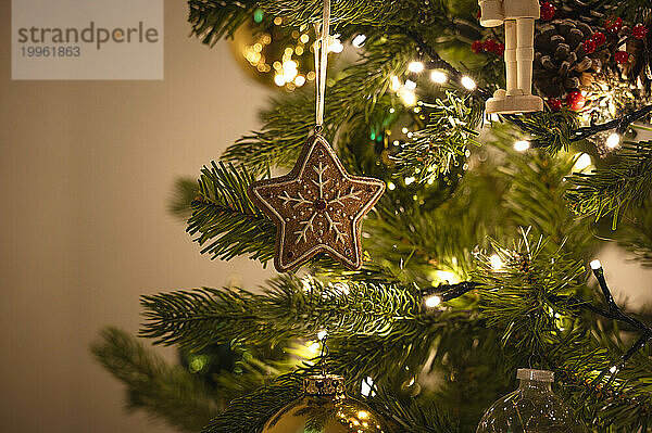 Sternförmige Verzierung  die am Weihnachtsbaum hängt