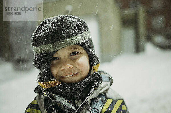 Porträt eines lächelnden Jungen im Winter
