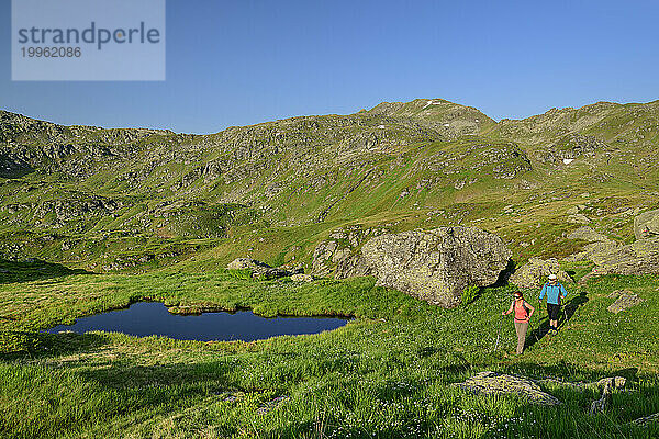 Austria  Tyrol  Man and woman hiking at Kitzbuhel Alps in summer