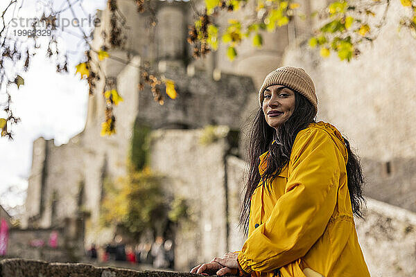 Schöne Frau mit Strickmütze vor dem Schloss Saint Michel