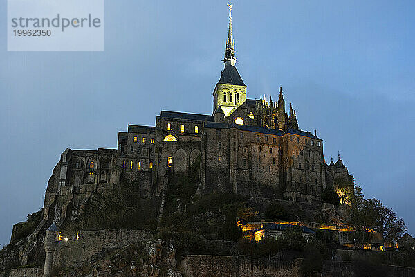 Schloss Saint Michel vor klarem Himmel bei Sonnenuntergang