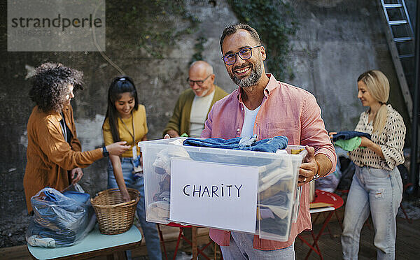 Menschen spenden und sammeln Kleidung für wohltätige Zwecke