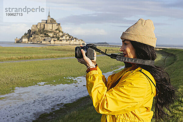 Frau fotografiert vor der Kamera beim Schloss Saint Michel