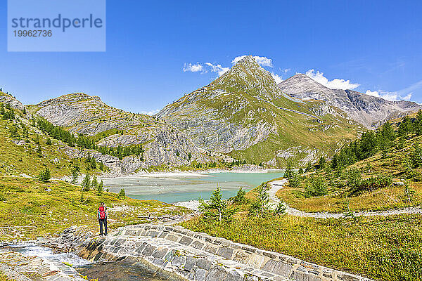 Reife Frau wandert in der Nähe des Margaritze-Stausees unter freiem Himmel im Nationalpark Hohe Tauern  Salzburg  Österreich