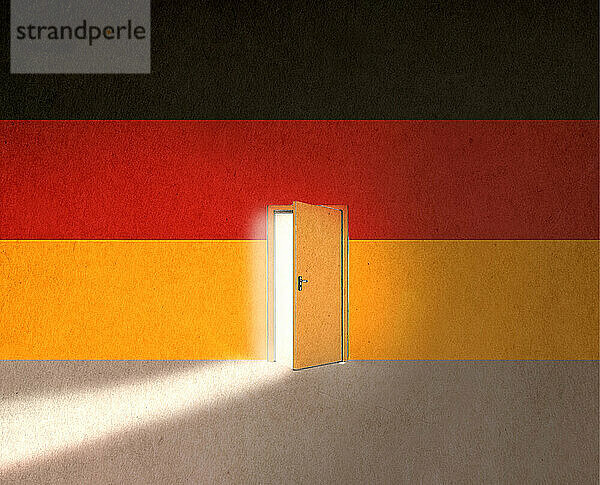 Deutsche Flagge mit Licht der Möglichkeit hinter angelehnter Tür  nach Deutschland einzuwandern