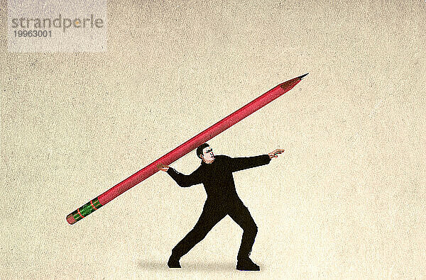 Geschäftsmann wirft übergroßen Bleistift in Richtung Erfolg