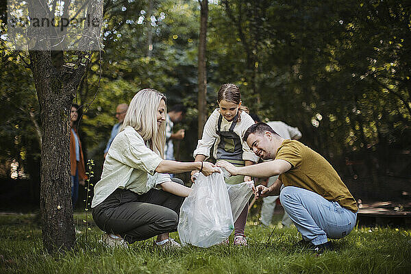 Sozial integrative Gruppe von Freiwilligen  die Plastikmüll im öffentlichen Park sammeln