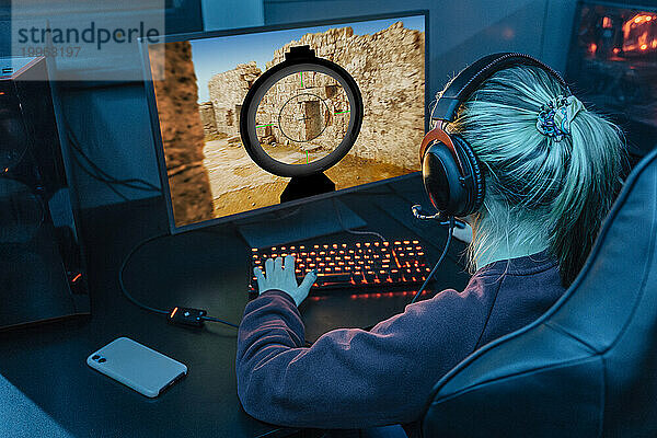 Gamer trägt Headset und spielt E-Sport auf Desktop-PC