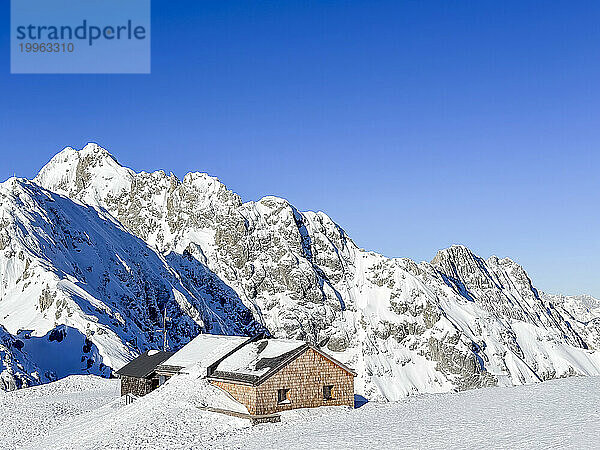 Österreich  Tirol  abgeschiedene Hütte am Gipfel der Hafelekarspitze