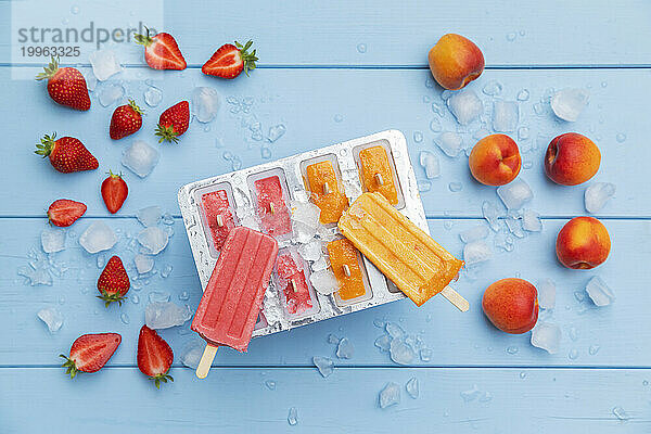 Studioaufnahme von hausgemachtem Eis mit Erdbeer- und Aprikosengeschmack