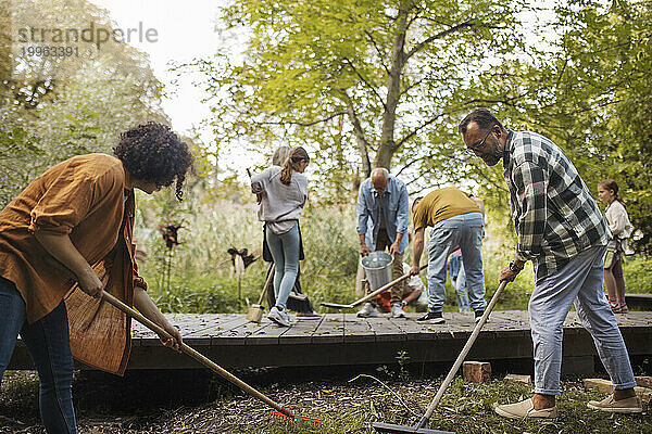 Freiwillige helfen bei den Aufräumarbeiten im örtlichen Park