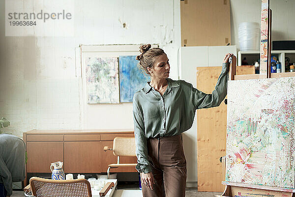 Selbstbewusster Maler  der im Atelier malt