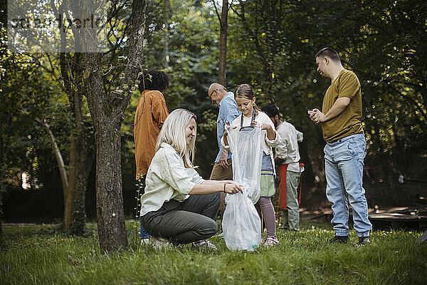 Sozial integrative Gruppe von Freiwilligen  die Plastikmüll im öffentlichen Park sammeln