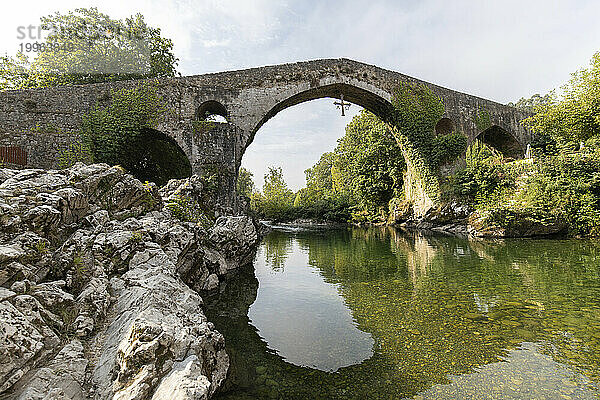 Historische römische Brücke in Cangas de Onis  Asturien  Spanien