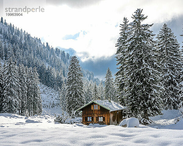 Deutschland  Bayern  abgeschiedene Hütte in den schneebedeckten Allgäuer Alpen