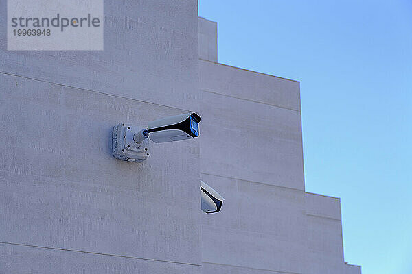 Spanien  Balearen  Cala Sant Vicenc  Überwachungskameras an der Hotelfassade