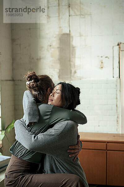 Frauen umarmen sich im Kunstatelier