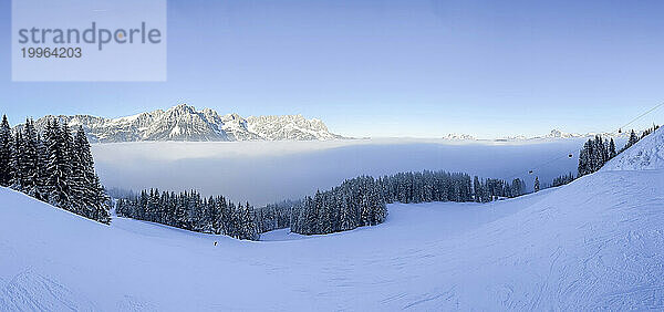 Österreich  Panoramablick auf dichten Nebel im Kaisergebirge