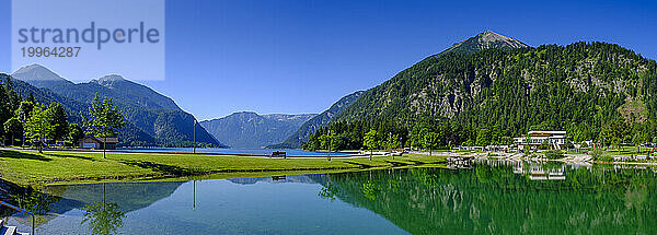 Österreich  Tirol  Pertisau  Panoramablick auf den Achensee im Sommer